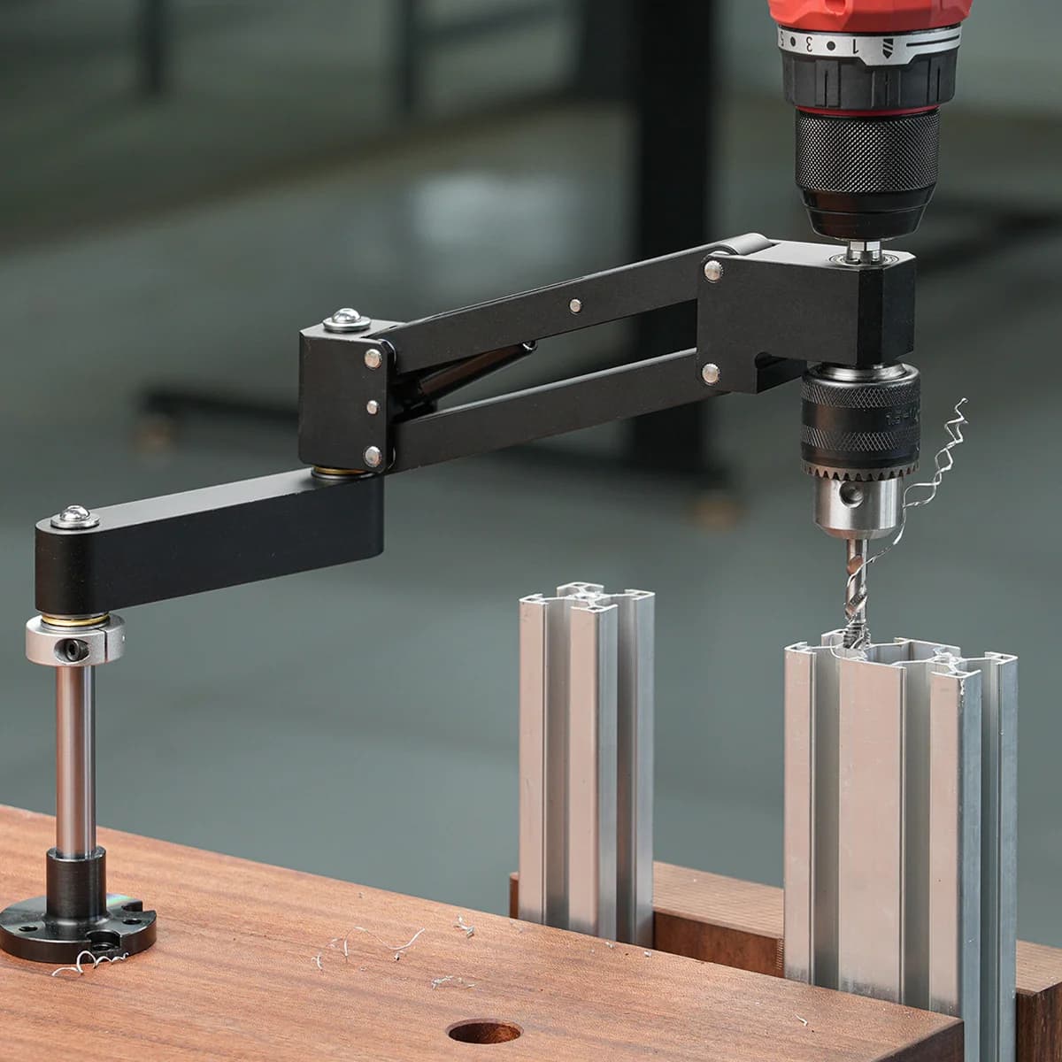 Soporte de brazo articulante en voladizo para roscado